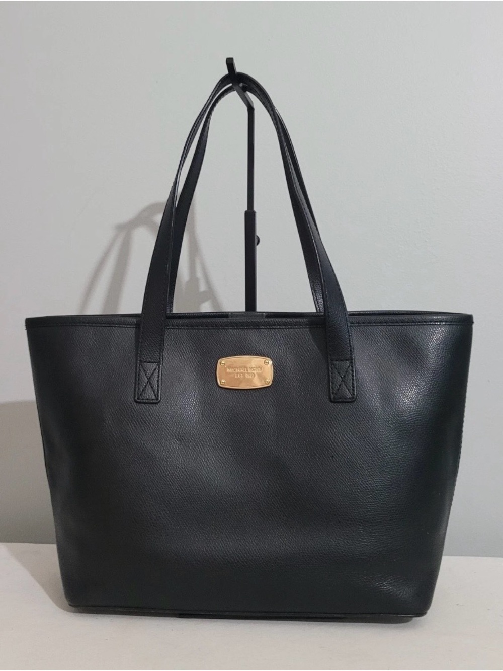MICHAEL Michael Kors Jet Set MediumTote Bag Saffiano Leather Black Gold Snap Top